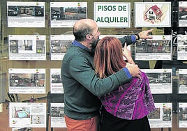 Un escaparate de una inmobiliaria con pisos en alquiler.