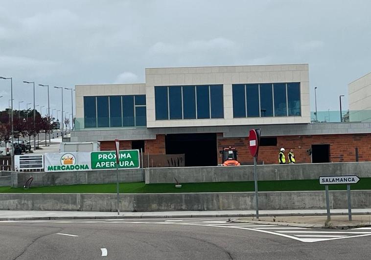 Edificio de Vistahermosa que albergará el nuevo supermercado de Mercadona en Salamanca.