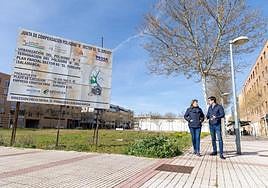 José Luis Mateos y María García, en la parcela destinada a la construcción del Centro de Salud El Zurguén.