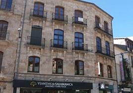 Edificio de la plaza del Corrillo donde habrá cambio de local a vivienda.