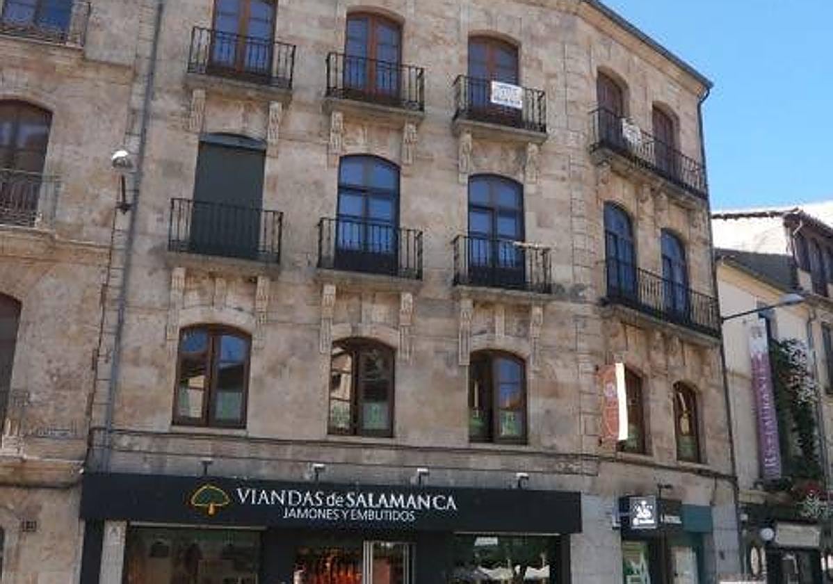 Edificio de la plaza del Corrillo donde habrá cambio de local a vivienda.