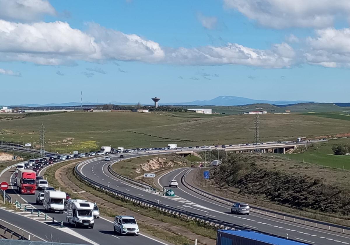 Imagen de las colas de vehículos en la circunvalación.
