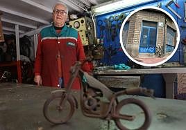 Antonio junto con la figura de una moto que él mismo hizo. En el círculo, la entrada al taller.