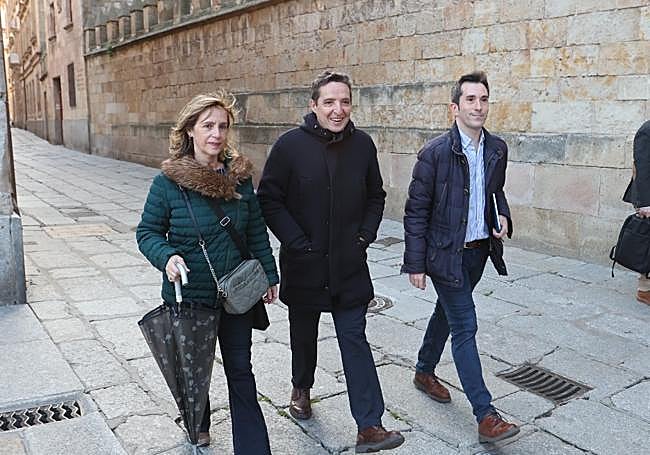 Juan Manuel Corchado, acompañado por Federico y Berta de su equipo de trabajo