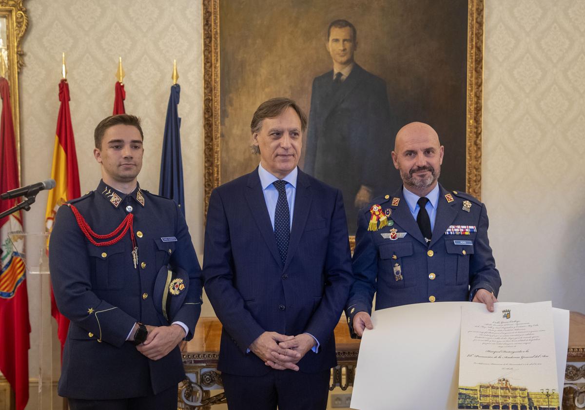 Imagen principal - Salamanca nombra Huéspedes Distinguidos a más de medio centenar de militares de la Base Aérea de Matacán