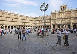 Foto de archivo de turistas en la Plaza Mayor