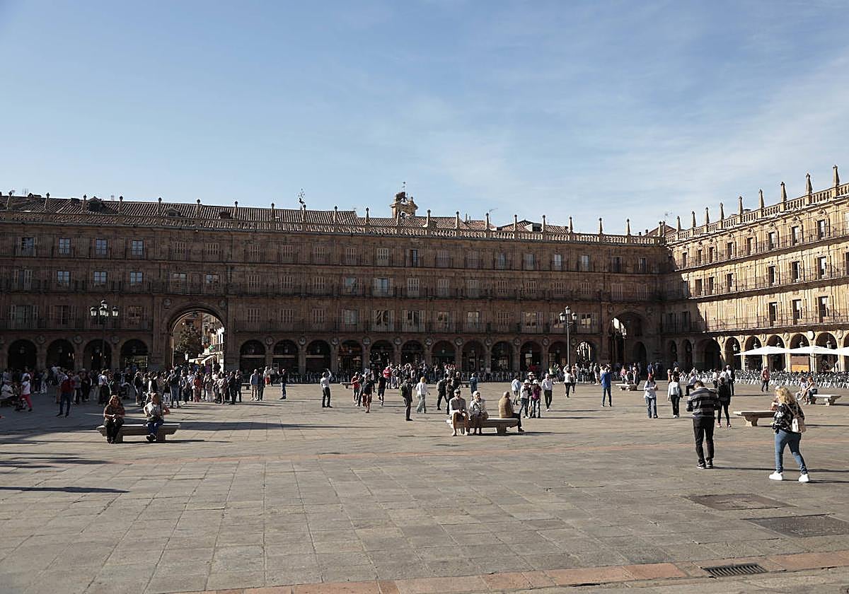 Foto de archivo de personas en la Plaza Mayor