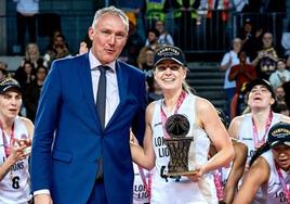 Karlie Samuelson, con el trofeo.