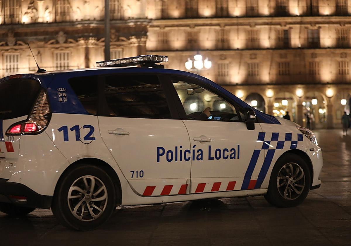 Un coche de la Policía Local de Salamanca por la Plaza Mayor en una imagen de archivo.