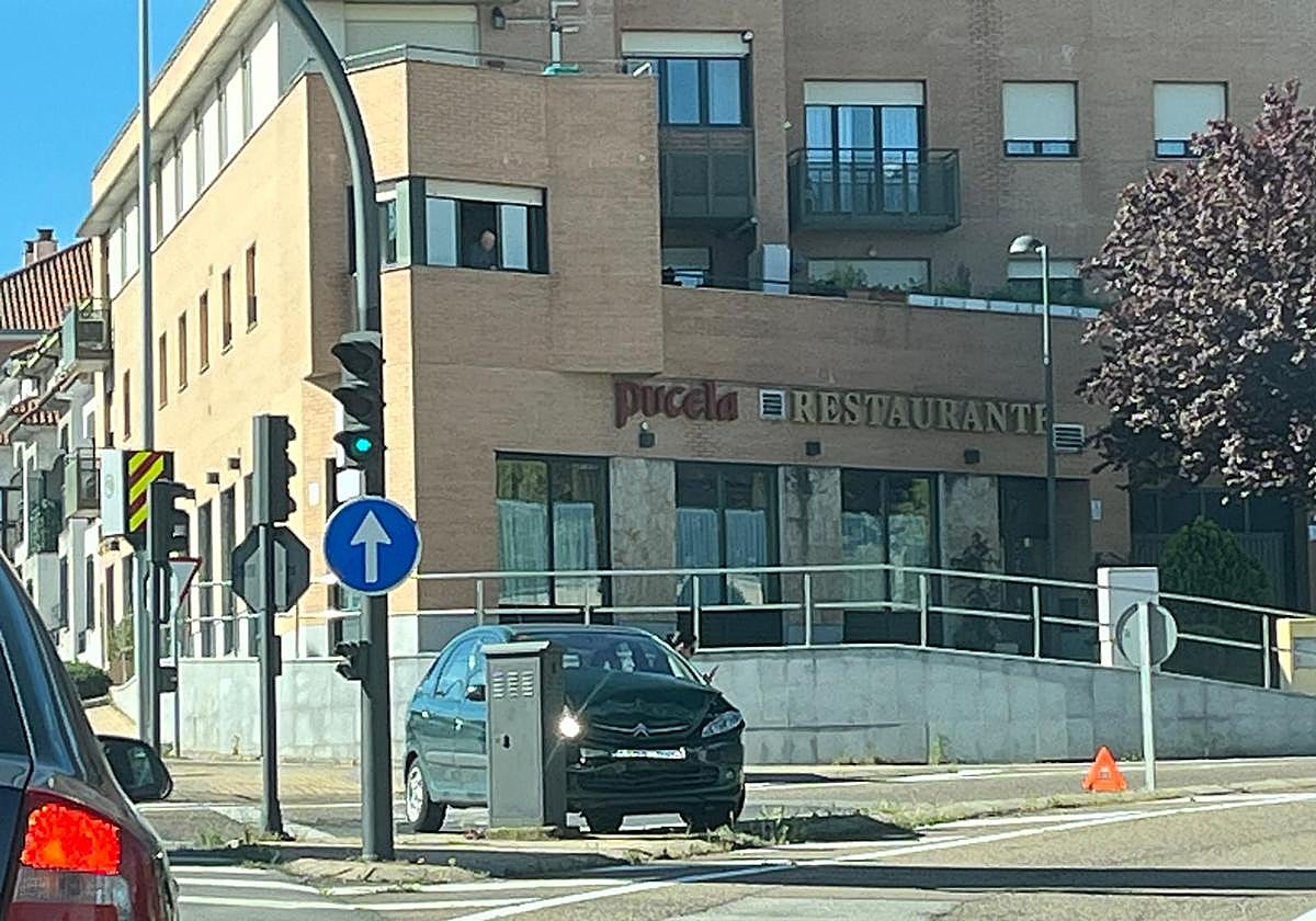 Un coche choca contra un cuadro eléctrico.