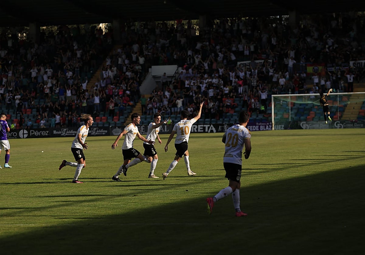 Diego Benito celebra el gol que abrió el marcador