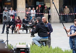 Cámara durante el rodaje en la Plaza Mayor de Salamanca de la película 'Mientras dure la guerra'.