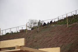 Visitantes en las laderas del cerro de San Vicente.