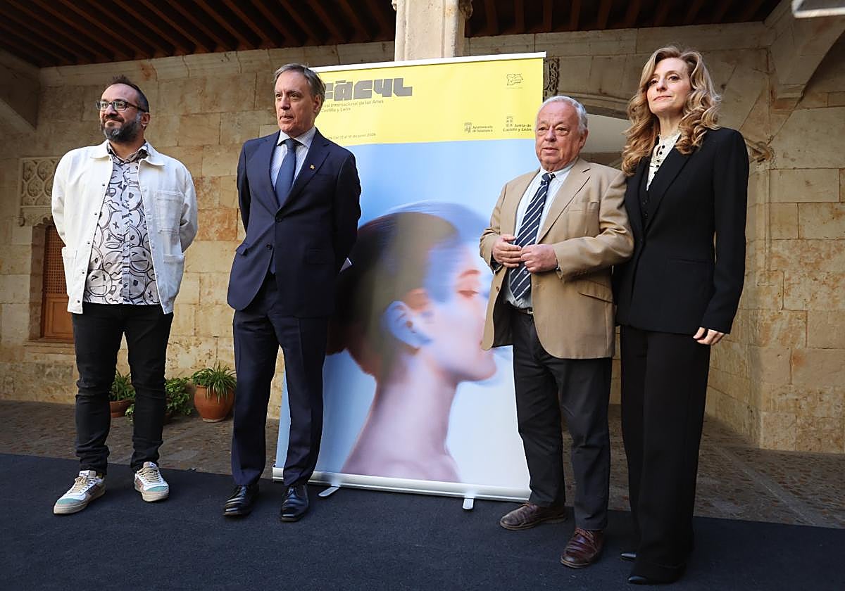 . El alcalde de Salamanca, Carlos García Carbayo; Gonzalo Santonja, consejero de cultura, turismo y deporte de la Junta de Castilla y León; y Rodrigo Tamariz, director artístico del Festival