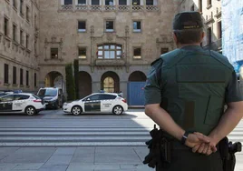 Un agente de la Guardia Civil delante de los juzgados.