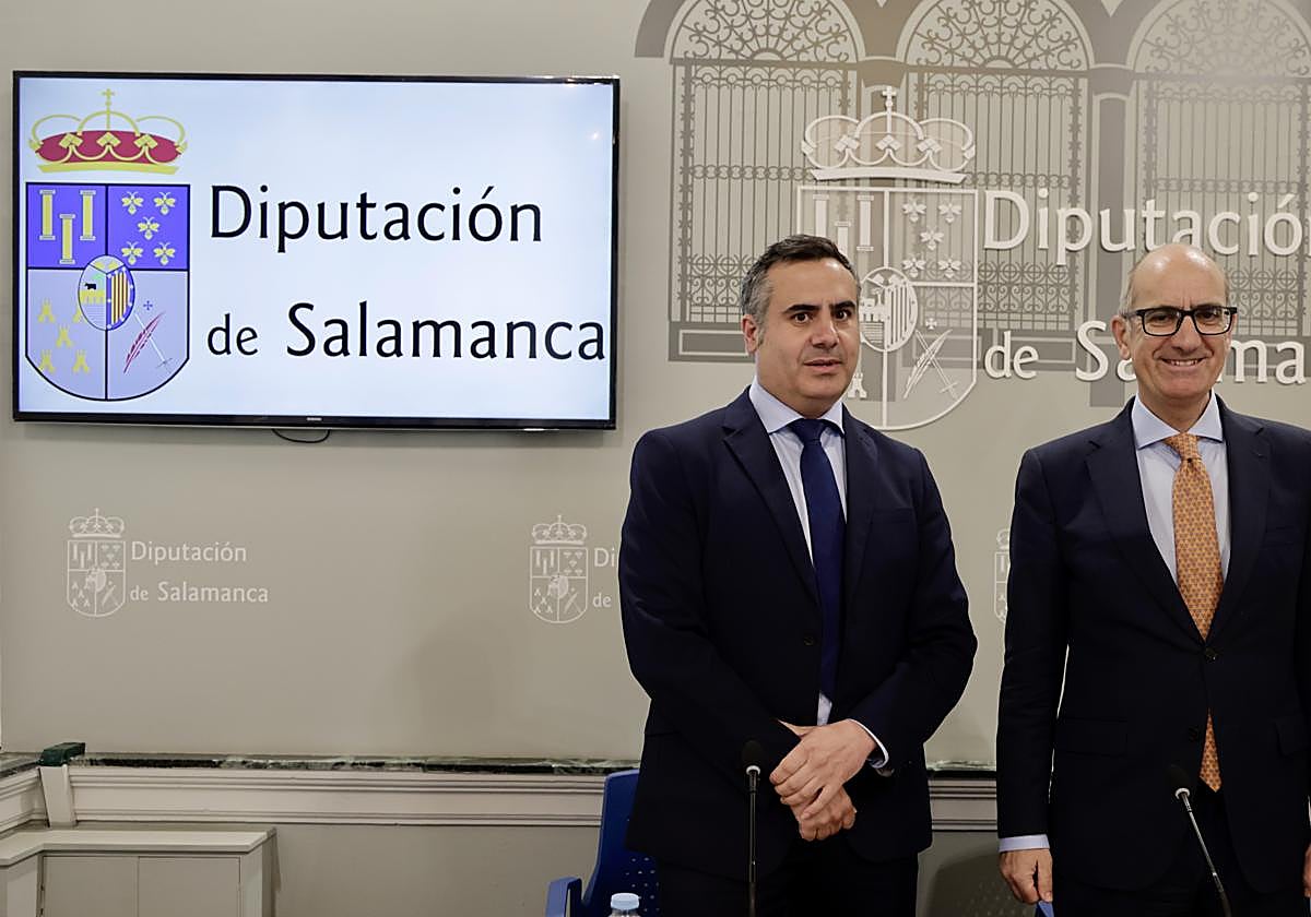 El presidente de la Diputación, Javier Iglesias, acompañado del diputado de empleo, Antonio Labrador