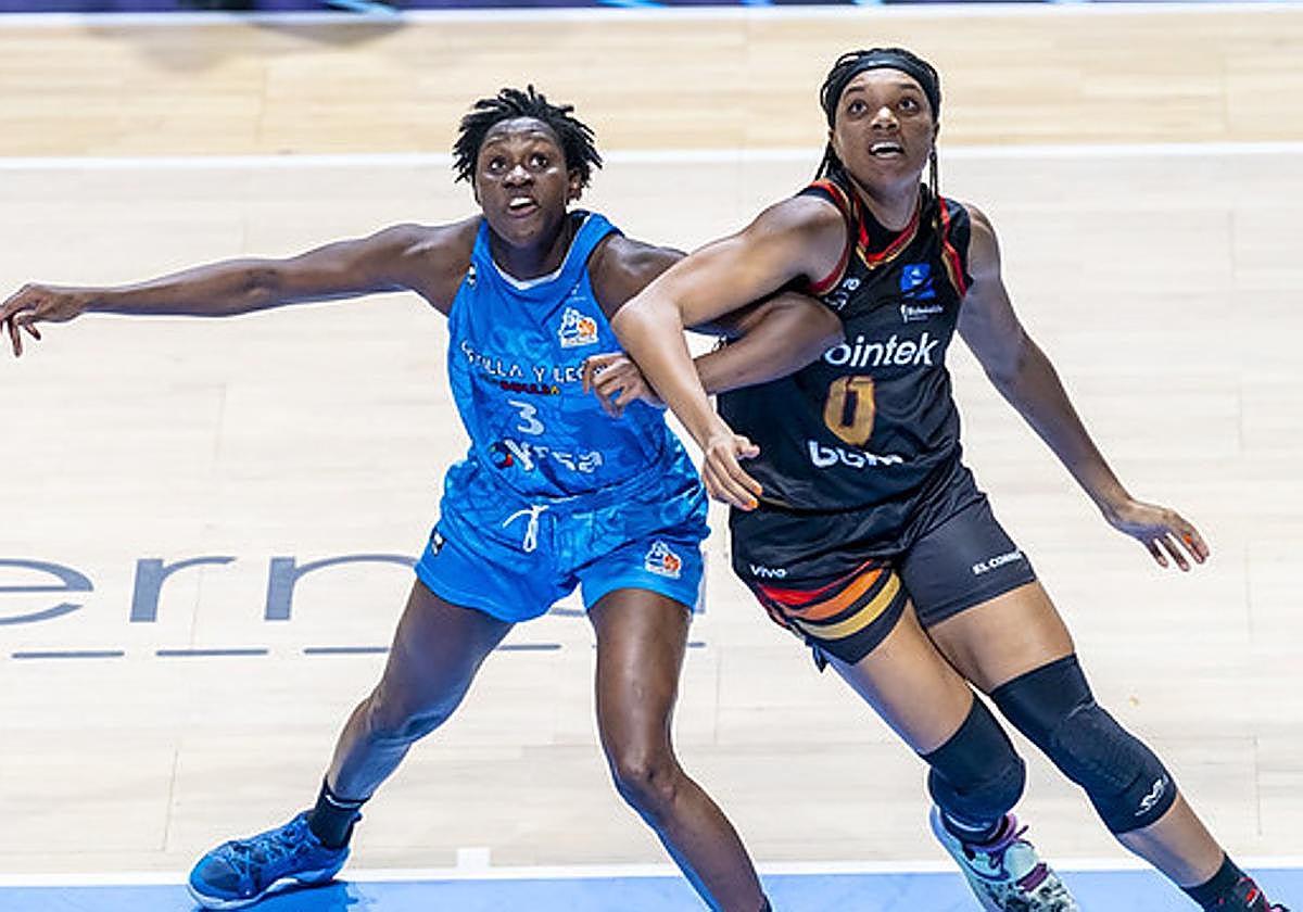 Sika Koné pugna con una rival del Gernika en la Copa de la Reina.