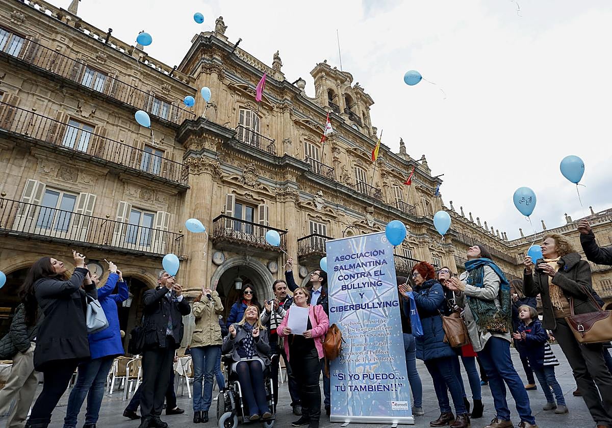 Suelta de globos de la Ascbyc contra el bullying