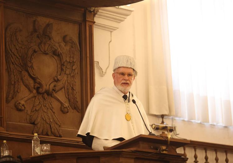 El catedrático Miguel Anxo Pena González, padrino del Doctorando, ha sido el encargado de pronunciar la Laudatio.