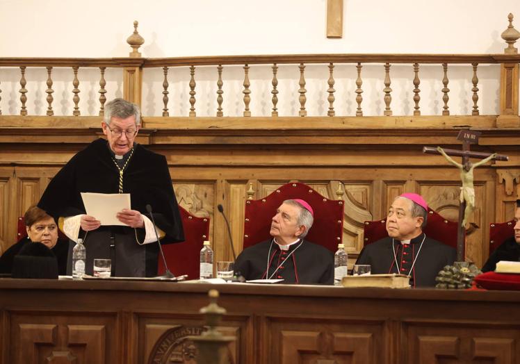 El rector, Santiago García-Jalón, durante la Gratulatoria.