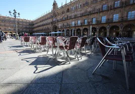 Sillas y mesas de una terraza de la Plaza Mayor esta semana.