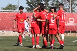 Los jugadores del Santa Marta abrazan a MITO tras lograr el gol.