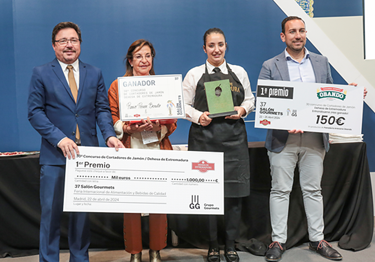 Rocío Pérez Benito, en el centro, con su trofeo.