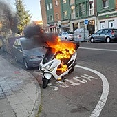 Arde una moto en plena calle en el barrio San José