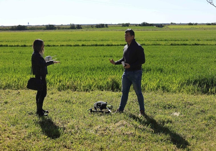 Uno de los monitores de las jornadas con uno de los drones en un sembrado.