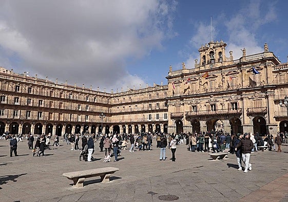 Foto de archivo de turistas por la Plaza Mayor
