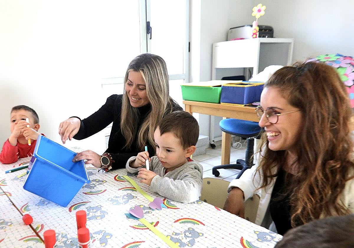 La alcaldesa y la concejal de Familia, Educación e Infancia durante la visita a la ludoteca
