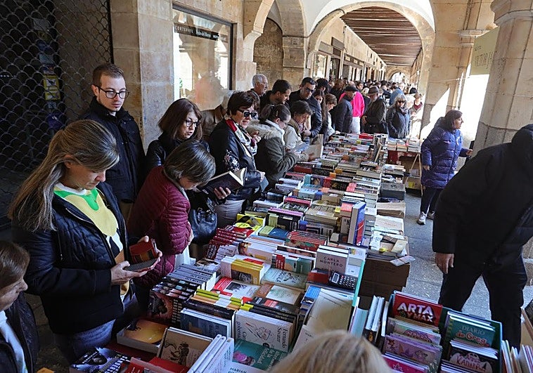 Puesto de una de las librerías participantes en la Plaza Mayor