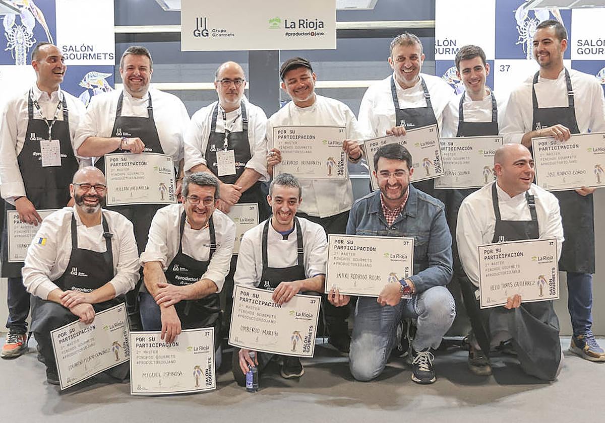 Helio Flores Gutiérrez, primero en la fila de abajo por la derecha, tras participar en el certamen.