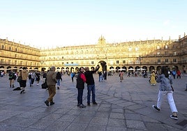 Turistas paseando en la Plaza Mayor