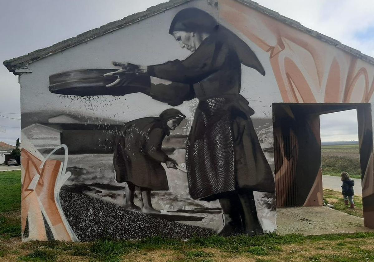 Un niña corretea junto a uno de los murales ubicados en la provincia salmantina.