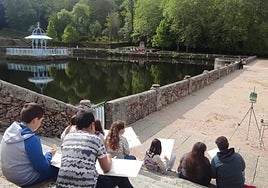 Niños dibujando durante la jornada del Bosque de Béjar.