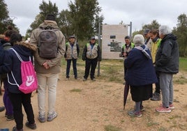 Guías de senderismo junto a algunos asistentes a la ruta.