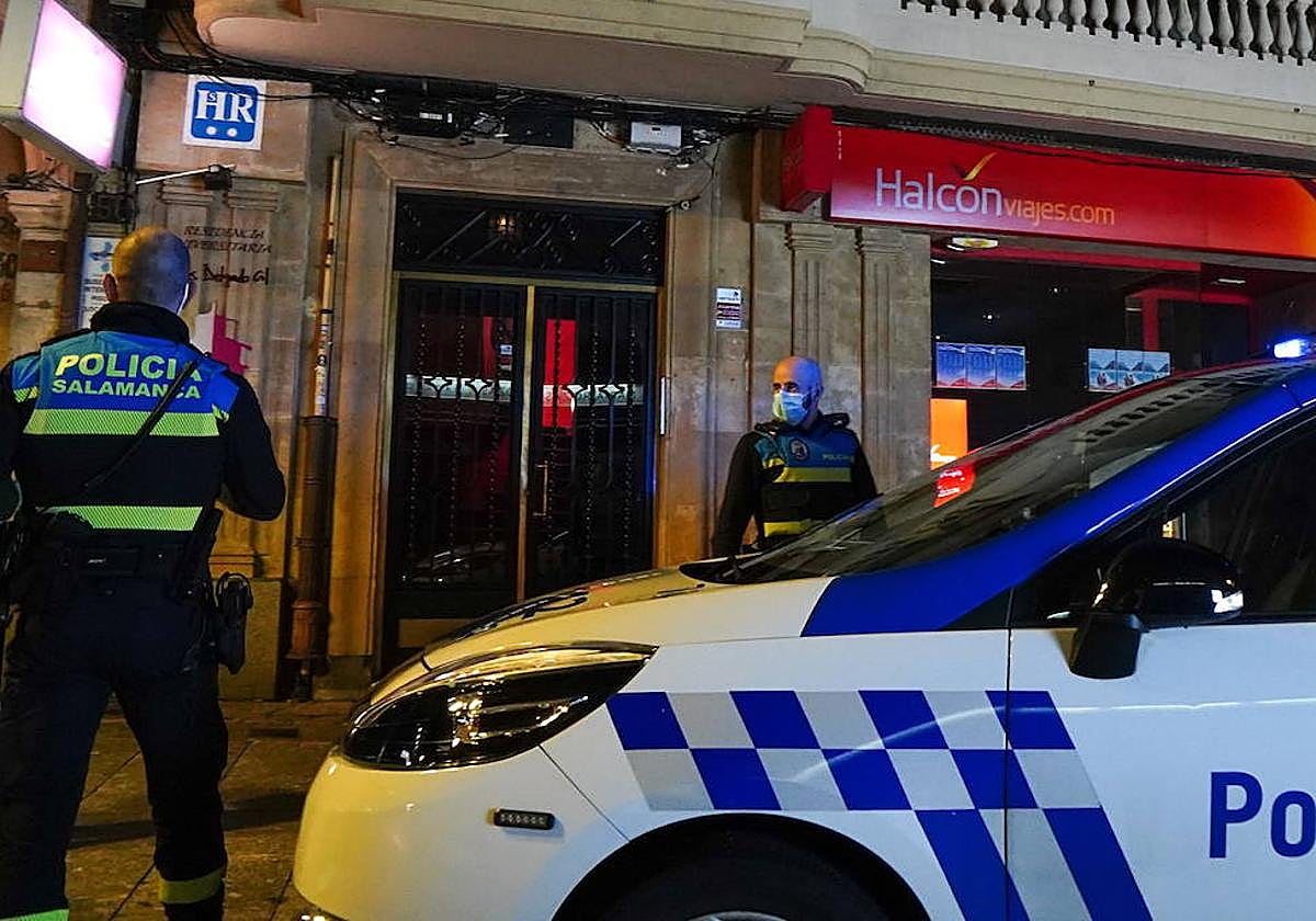 Agentes de la Policía Local de Salamanca se personan en un domicilio en una imagen de archivo.