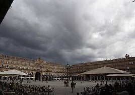 Cielo nuboso en la Plaza Mayor de Salamanca.