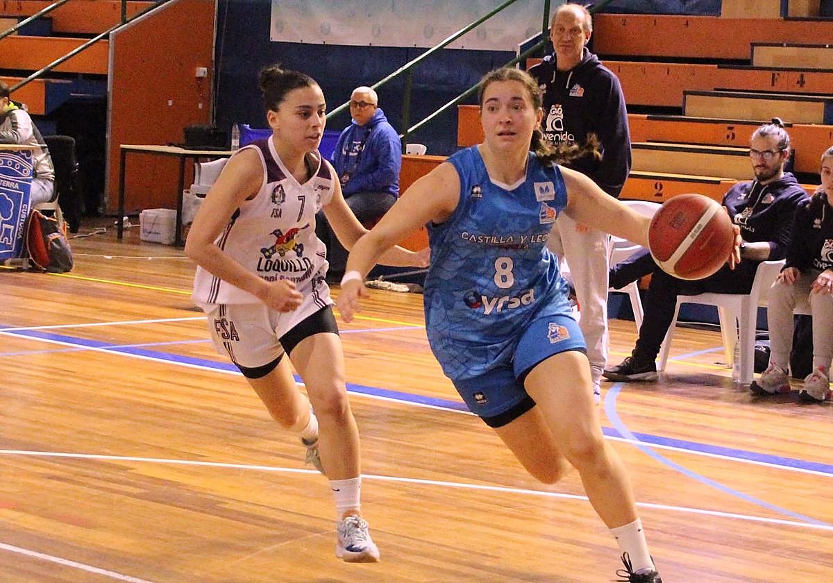 Vega Santoyo entra a canasta en un partido del Nacional ante la mirada de Jorge Díaz.