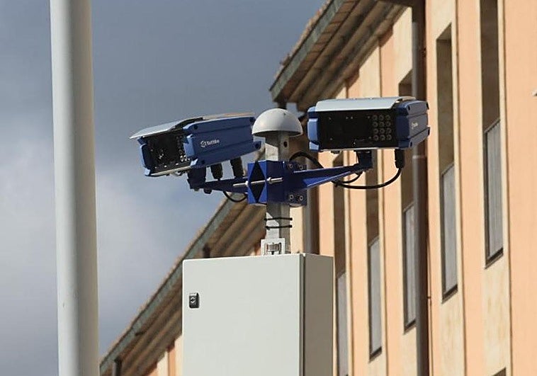 Dos de las nuevas cámaras azules de control de accesos.