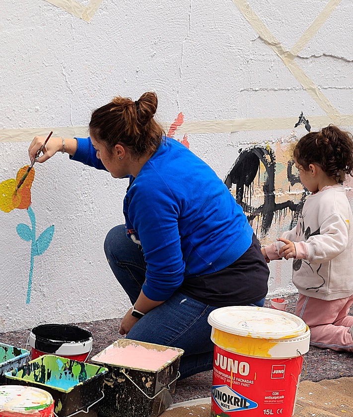 Imagen secundaria 2 - Numerosos vecinos participaron en la pintada popular de Ciudad Jardín el pasado sábado.