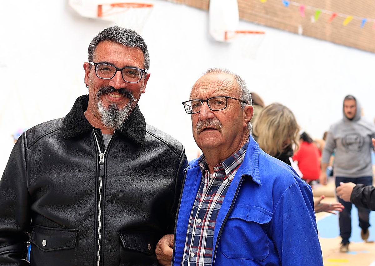 Imagen secundaria 1 - Numerosos vecinos participaron en la pintada popular de Ciudad Jardín el pasado sábado.