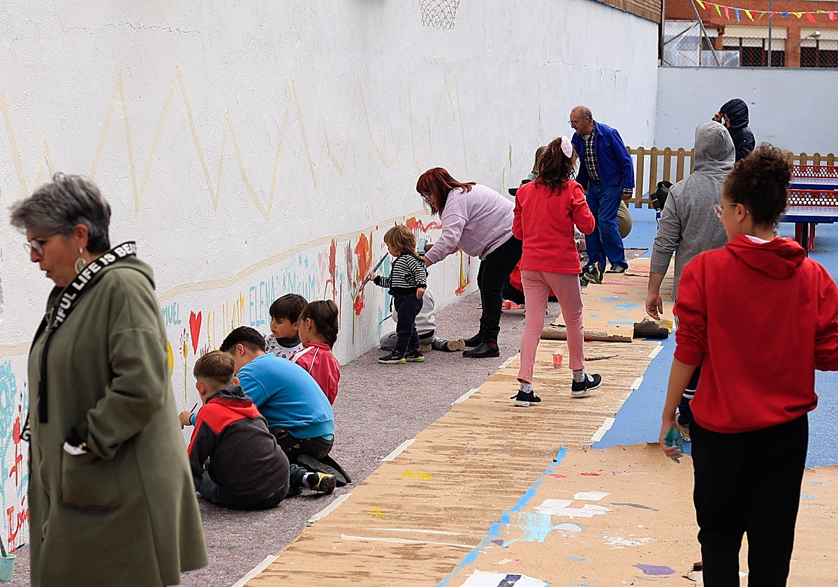 Imagen principal - Numerosos vecinos participaron en la pintada popular de Ciudad Jardín el pasado sábado.