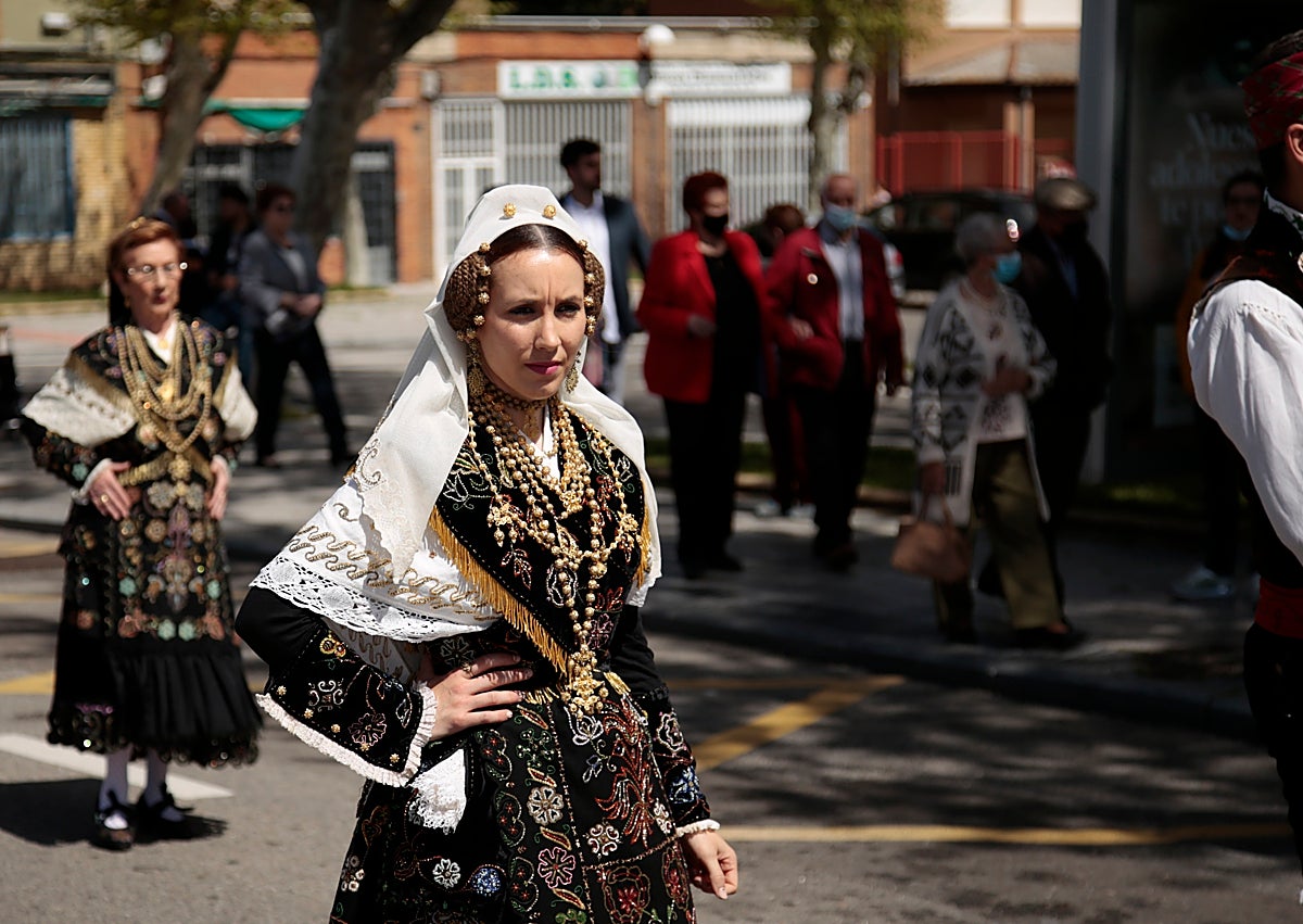 Imagen secundaria 1 - La procesión es un clásico en las fiestas del barrio de San José.