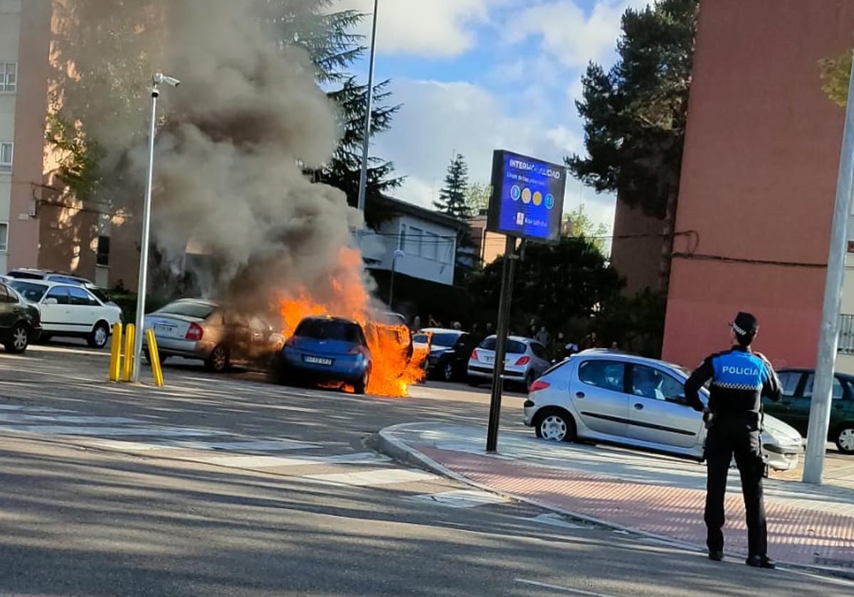 El coche ardiendo, en el momento del incendio.