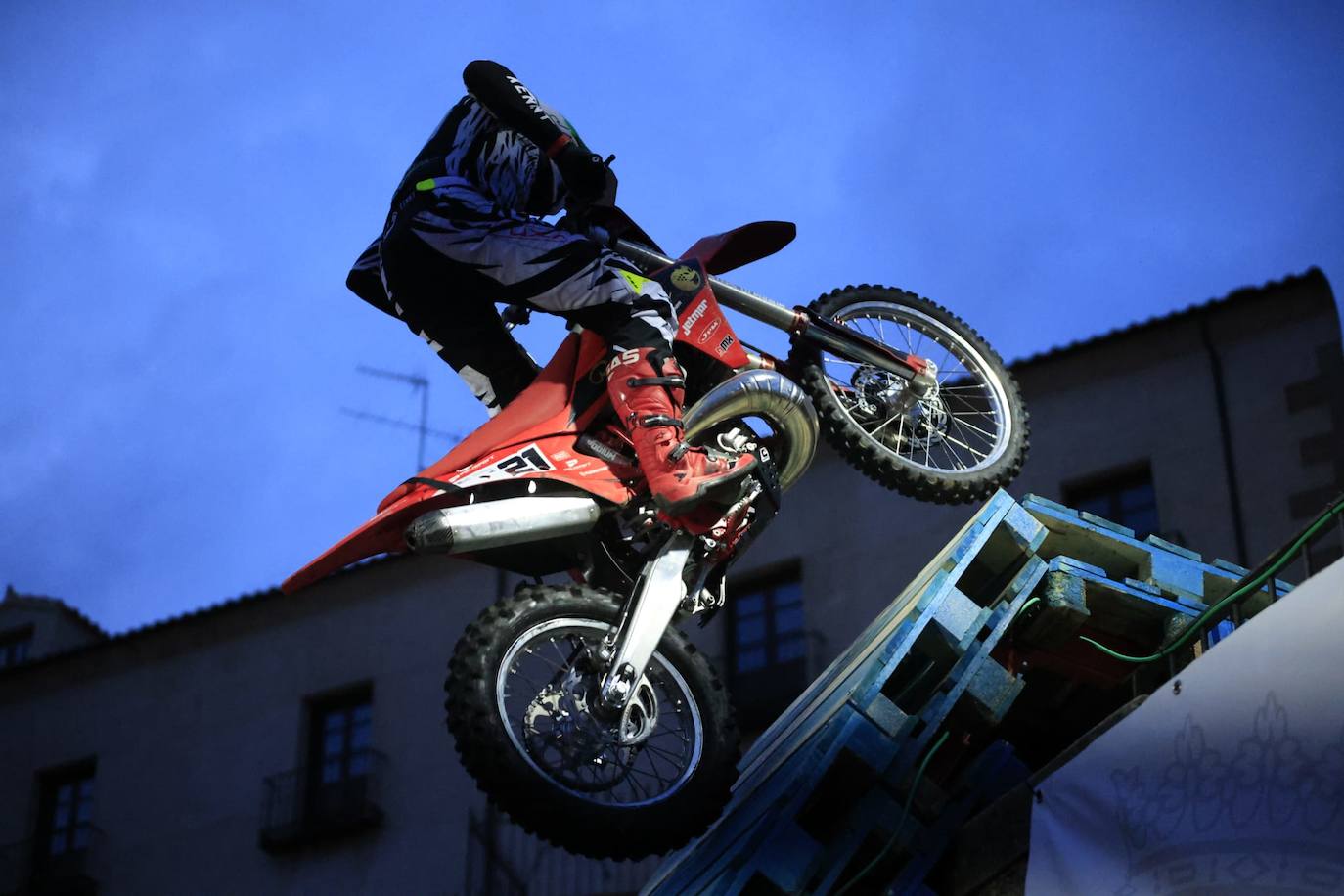 Súper Enduro nocturno en pleno centro de Salamanca