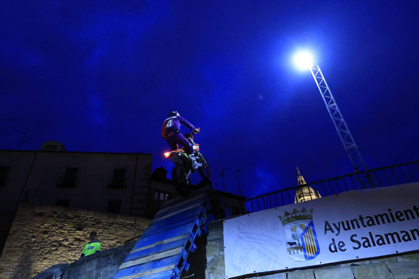 Súper Enduro nocturno en pleno centro de Salamanca