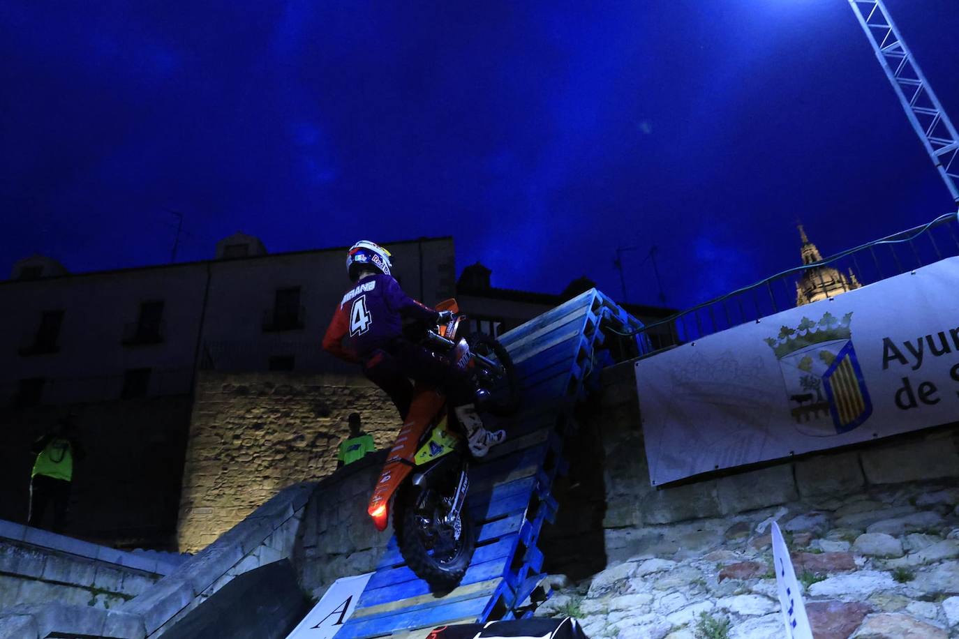 Súper Enduro nocturno en pleno centro de Salamanca