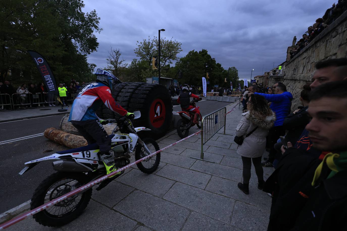 Súper Enduro nocturno en pleno centro de Salamanca